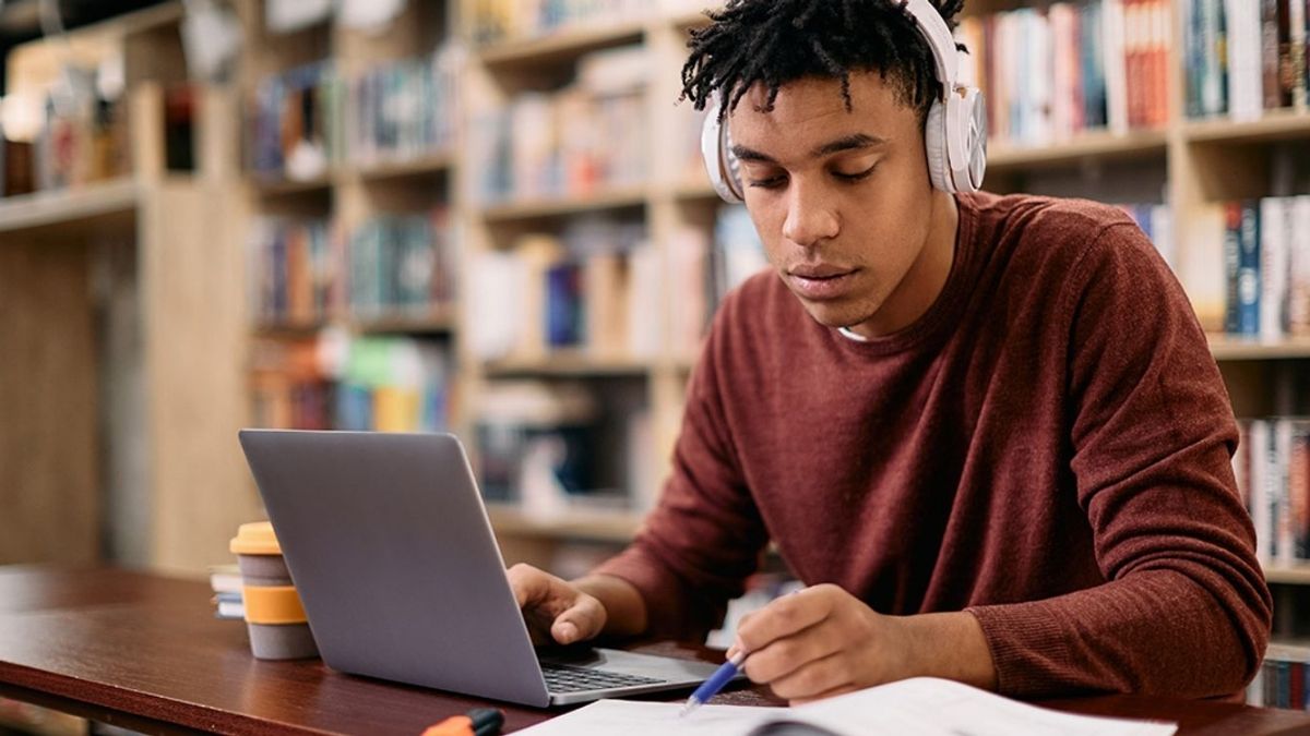 Laptop màn hình lớn có phù hợp với sinh viên không?