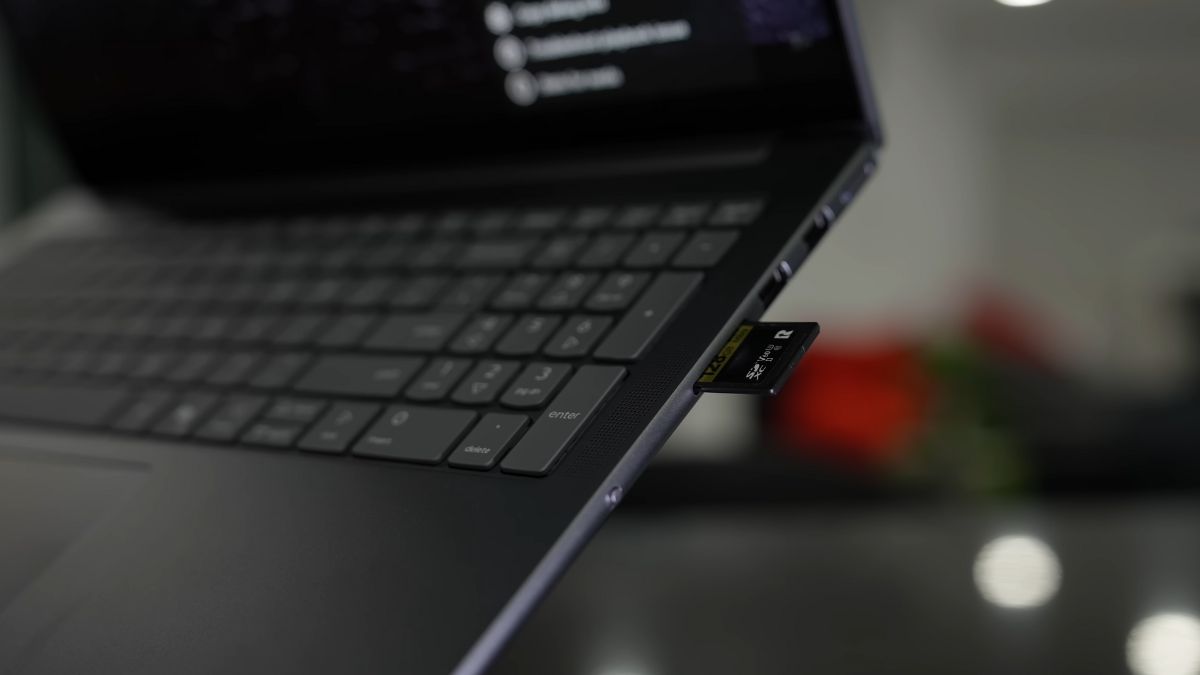 Đánh giá Lenovo Yoga Pro 9 16IAH10 RTX 5050: Cạnh trái được trang bị HDMI 2.1, hai cổng Thunderbolt 4 hỗ trợ DisplayPort và Power Delivery cùng jack tai nghe 3.5 mm.