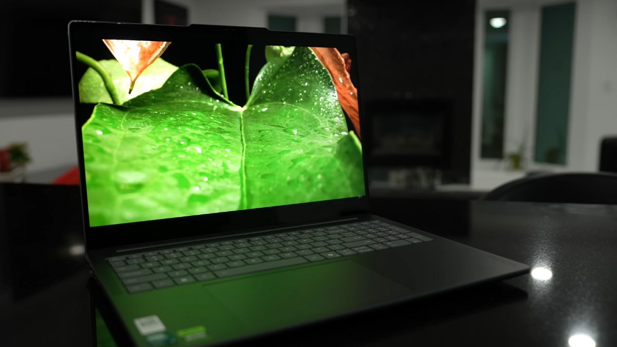 Đánh giá Lenovo Yoga Pro 9 16IAH10 RTX 5050: Màn hình OLED 16 inch tỷ lệ 16:10, độ phân giải cao, màu sắc rực rỡ và độ tương phản ấn tượng, phù hợp cho công việc sáng tạo nội dung.