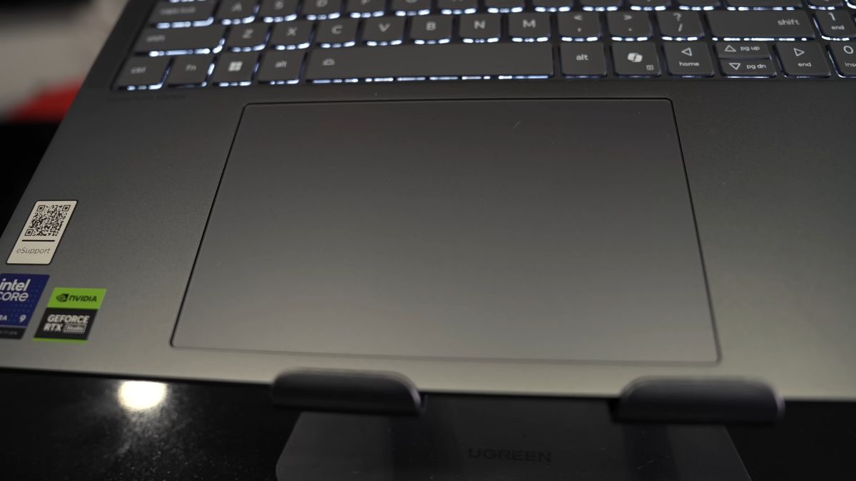 Đánh giá Lenovo Yoga Pro 9 16IAH10 RTX 5050: Touchpad kích thước lớn, thao tác chính xác nhưng trải nghiệm vẫn dừng ở mức tốt trong phân khúc laptop cao cấp.