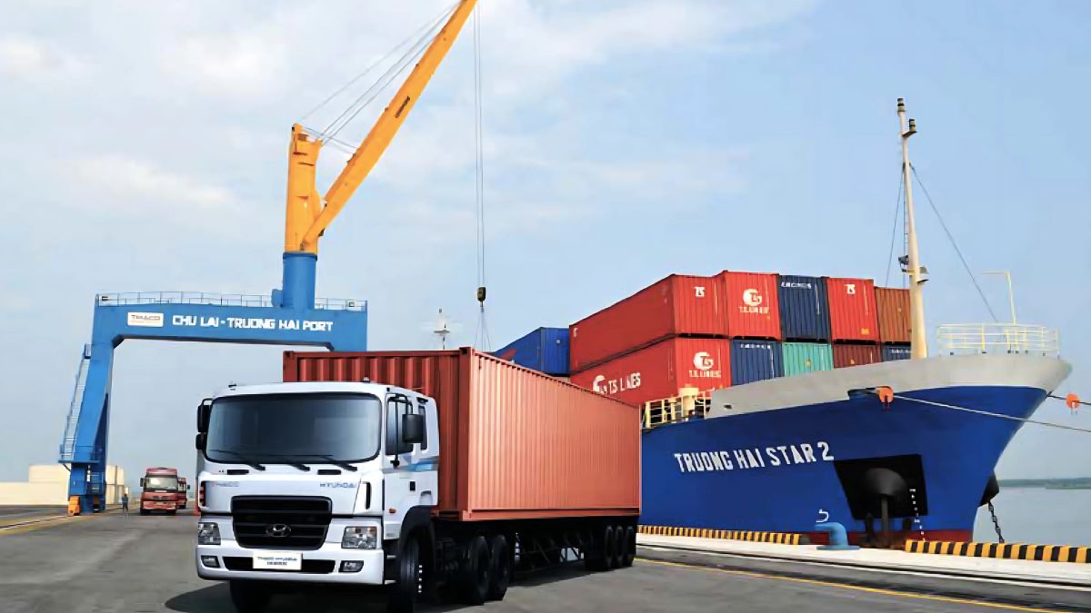 Mức lương ngành khai thác vận tải là gì cũng là một câu hỏi được quan tâm. Về thu nhập, theo cập nhật gần đây, sinh viên mới tốt nghiệp ngành này có thể đạt mức lương khởi điểm khoảng 8 đến 12 triệu đồng mỗi tháng. Bạn có thể đạt mức 15 – 25 triệu đồng/tháng, đặc biệt nếu đảm nhận các vị trí điều hành hoặc quản lý.   khai-thac-van-tai-6