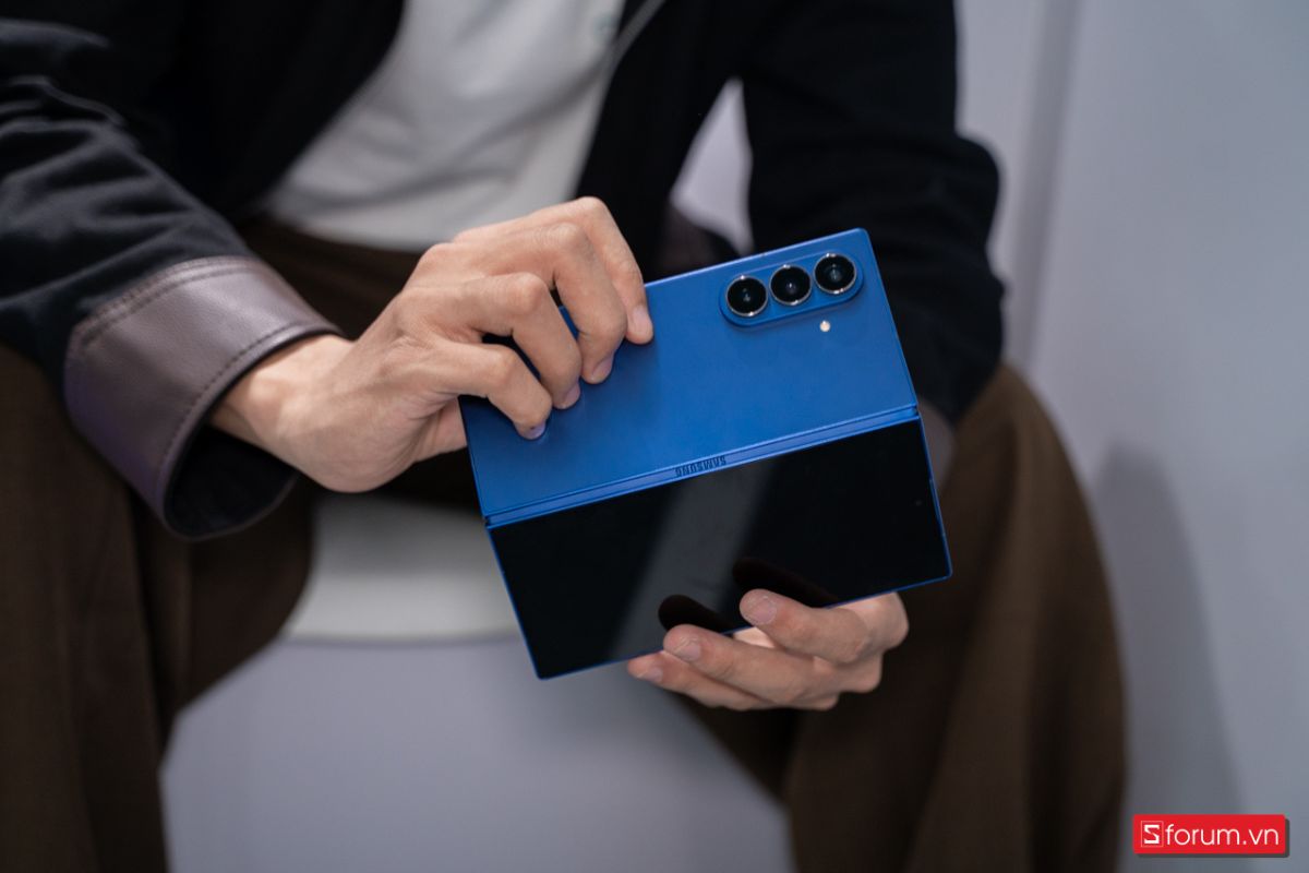 Galaxy Z Fold 7 màu nào đẹp khi dùng với ốp lưng trong suốt?